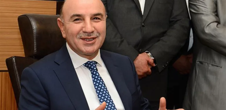 Turgut Altınok canlı yayında İstiklal Marşını yanlış okudu