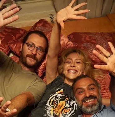 Üç kardeşin geçmişiyle yüzleşme hikayesi Bildiğin Gibi Değil filmi vizyona giriyor...
