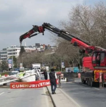 Vinç devrildi Sahil yolu araç trafiğine kapandı