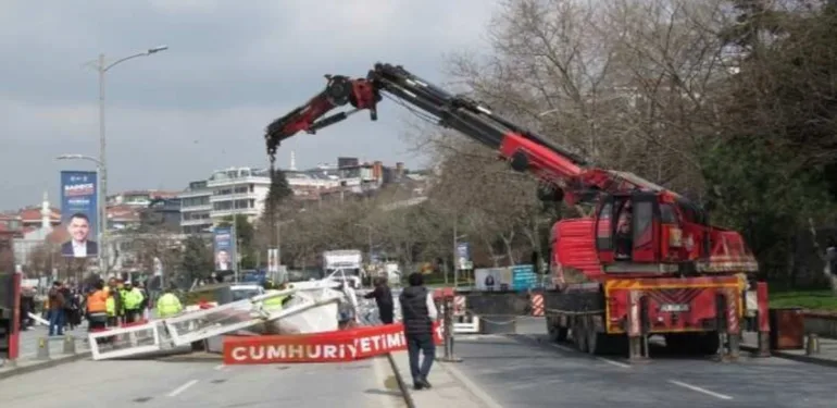 Vinç devrildi Sahil yolu araç trafiğine kapandı