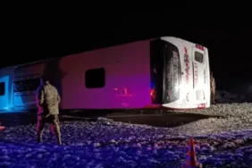 Yolcu otobüsü devrildi Çok sayıda yaralı var!