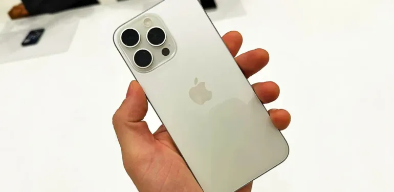 hands-on-with-the-iphone-15-pro-softer-lighter-more-versatil_k16p.1248