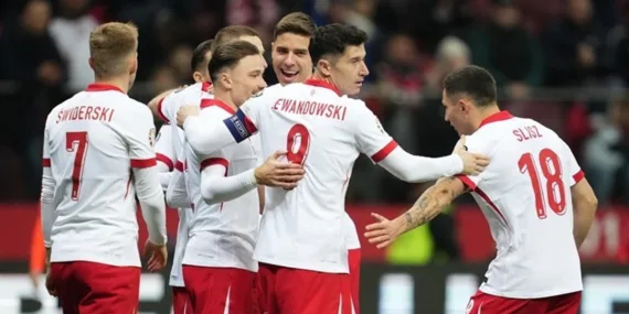 Szymanski attı, Polonya finale kaldı!