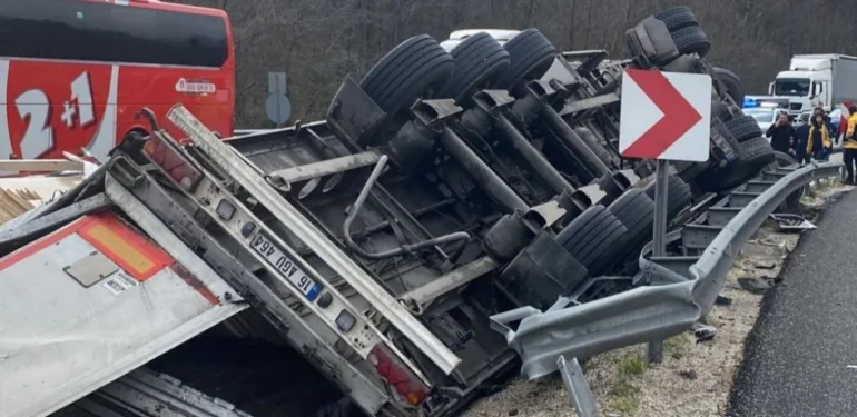 Bursa’da TIR kazası: Sürücü hayatını hayatını kaybetti