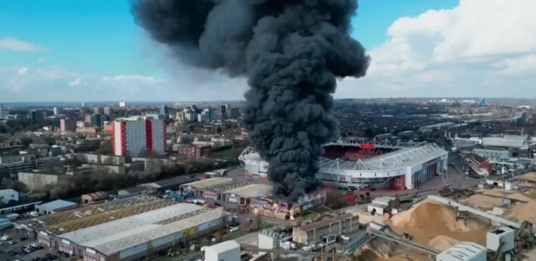 Son Dakika: Stadyumun yanında yangın çıktı… Maç ertelendi!