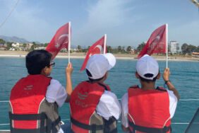 23 Nisan'da çocuklar denizle buluştu