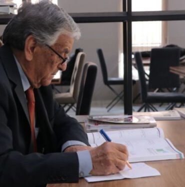 82 yaşındaki öğretmen matematik sorusu çözerek o hastalığa direniyor