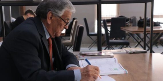 82 yaşındaki öğretmen matematik sorusu çözerek o hastalığa direniyor!