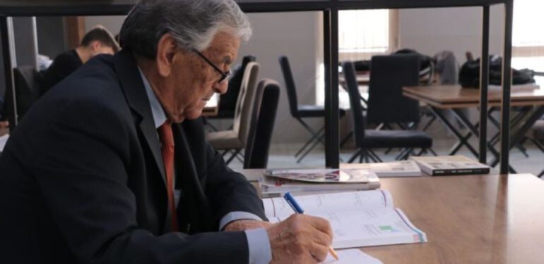 82 yaşındaki öğretmen matematik sorusu çözerek o hastalığa direniyor