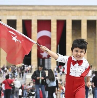 Anıtkabir 23 Nisan'da 100 bini aşkın ziyaretçiyi ağırladı