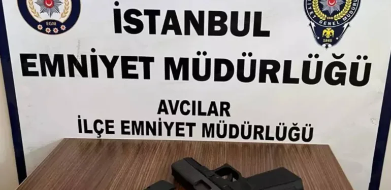 Avcılar'da polisten kaçarken 4 araca çarpan şüpheli 'glock' ile yakalandı