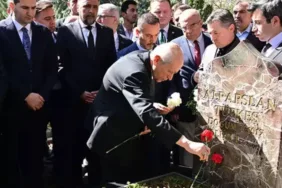 Bahçeli'den Türkeş'in mezarına ziyaret etti