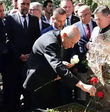 Bahçeli'den Türkeş'in mezarına ziyaret etti