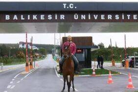 Balıkesir Üniversitesi'nin atlı profesörü