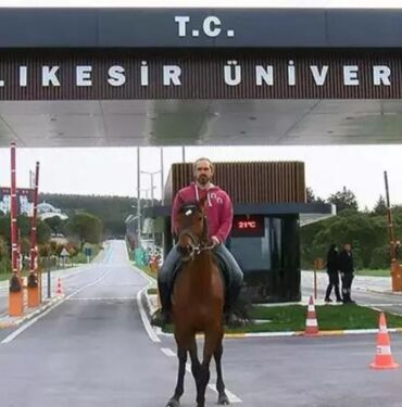 Balıkesir Üniversitesi'nin atlı profesörü