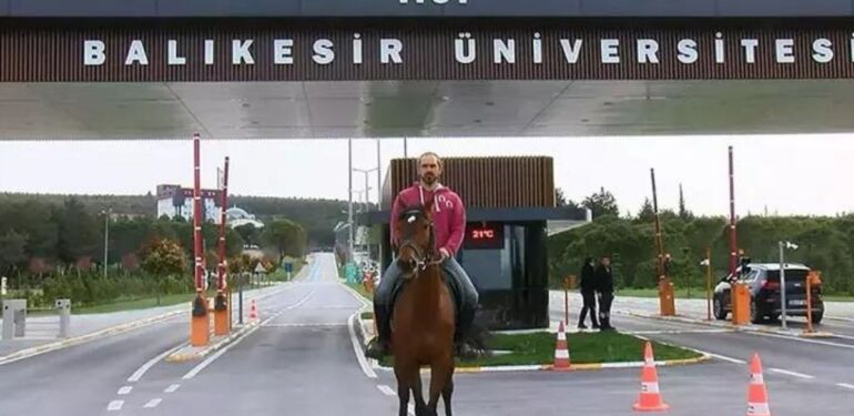 Balıkesir Üniversitesi'nin atlı profesörü