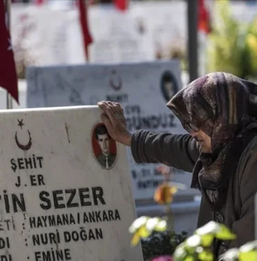 Bayram şekerleri bıraktılar... Şehitliklerde hüzünlü bayram arifesi