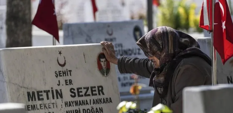 Bayram şekerleri bıraktılar... Şehitliklerde hüzünlü bayram arifesi