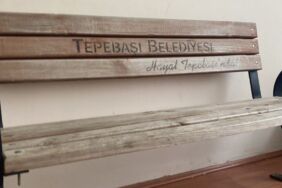 Belediye aşk acısı yaşayan gençten çaldığı bankı geri istedi