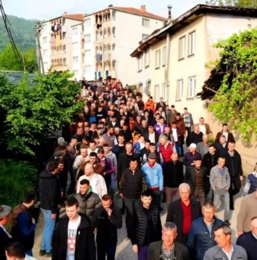 Binlerce kişi bayramlaşmak için sıraya girdi