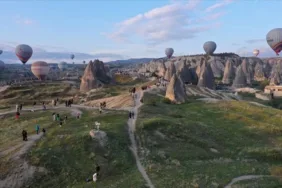 Bir ay öncesinden rezervasyon yaptırdılar! Yerli turistler Kapadokya'yı gökyüzünden keşfetti