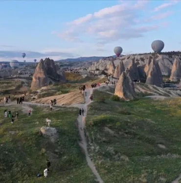 Bir ay öncesinden rezervasyon yaptırdılar! Yerli turistler Kapadokya'yı gökyüzünden keşfetti