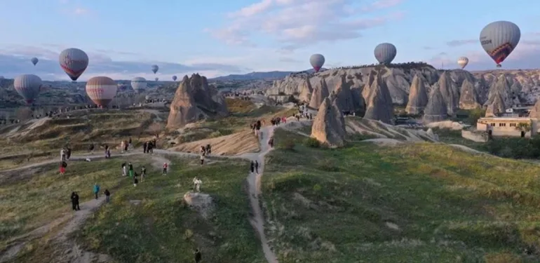 Bir ay öncesinden rezervasyon yaptırdılar! Yerli turistler Kapadokya'yı gökyüzünden keşfetti