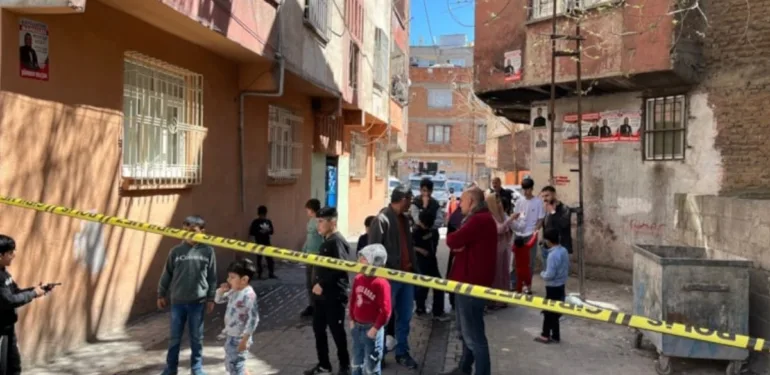 Bir saat önce boşandığı eşini mahkeme çıkışında öldürdü