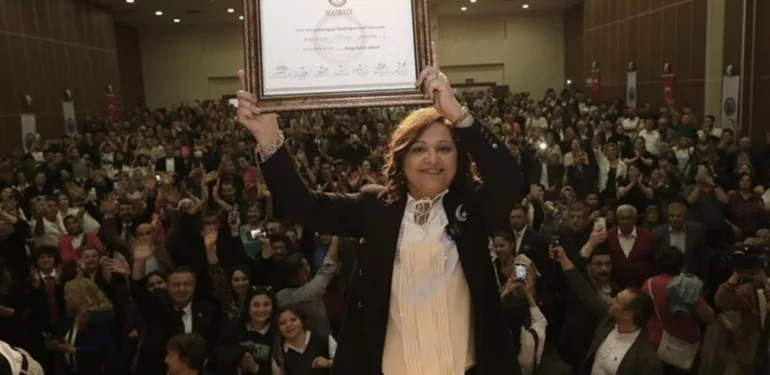 Burcu Köksal, mazbatasını aldı Baharı getirdik