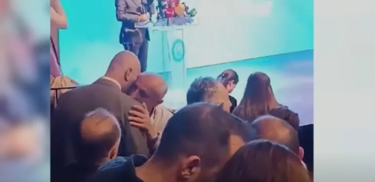 Bursa'da mazbata töreninde şiddet MHP'li üye CHP'li üyeye kafa attı!