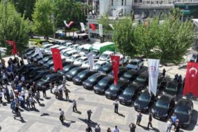 CHP’li başkan ihtiyaç fazlası onlarca aracı meydanda sergiledi