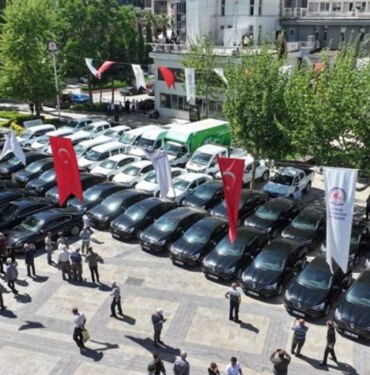 CHP’li başkan ihtiyaç fazlası onlarca aracı meydanda sergiledi