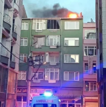 Çorlu'da yangın endişesi Alevler bitişikteki bina çatısına sıçradı!