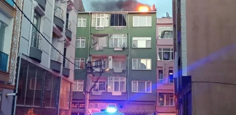 Çorlu'da yangın endişesi Alevler bitişikteki bina çatısına sıçradı!