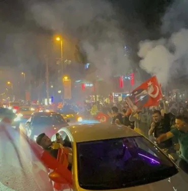 Davullar, zurnalar, Türk bayrakları... İstanbul'da yurttaşlar sokaklara akın etti!
