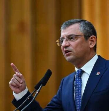 Denizli'de seçimi CHP kazanınca Özgür Özel motosikletle şehri turladı