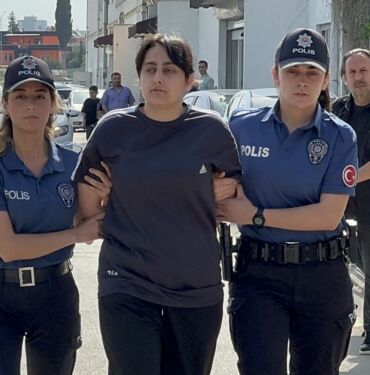  Dergi binasında 2 kadını bıçaklayan kadın tutuklandı