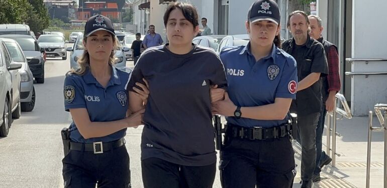  Dergi binasında 2 kadını bıçaklayan kadın tutuklandı