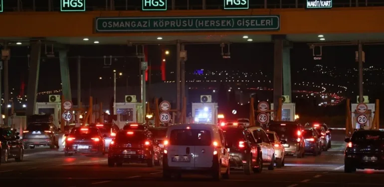 Dönüş trafiği başladı Tatilciler İstanbul'a dönüş yolunda