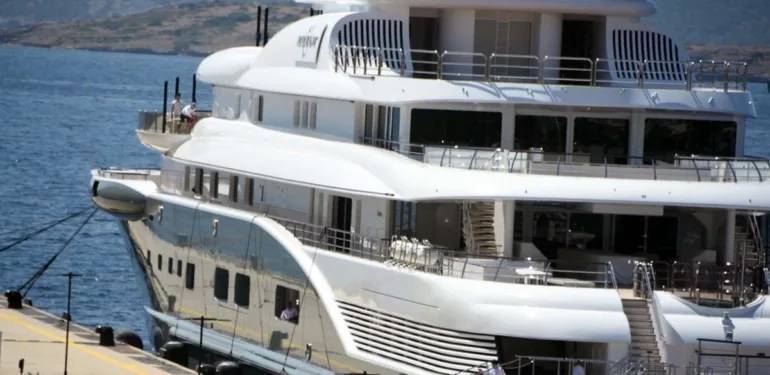Dubai Şeyhi'nin mega yatı 'Radiant' Bodrum'a demir attı