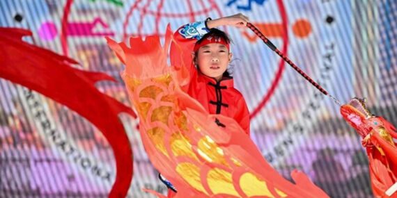 Dünyanın dört bir yanından geldiler… Çocuklar yöresel dans gösterilerini sundular