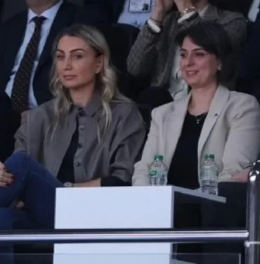Eşleri ile voleybol maçında buluştular... İmamoğlu ve Dedetaş'a yoğun ilgi