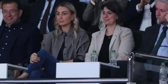 Eşleri ile voleybol maçında buluştular… İmamoğlu ve Dedetaş’a yoğun ilgi!