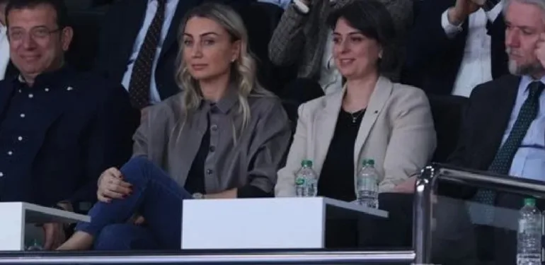 Eşleri ile voleybol maçında buluştular... İmamoğlu ve Dedetaş'a yoğun ilgi