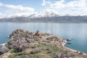 Fotoğrafçılık öğrencileri o adaya akın etti! İşte badem ağaçlarının çiçek açtığı masalsı ada