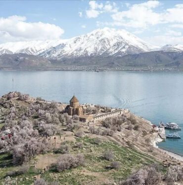 Fotoğrafçılık öğrencileri o adaya akın etti! İşte badem ağaçlarının çiçek açtığı masalsı ada