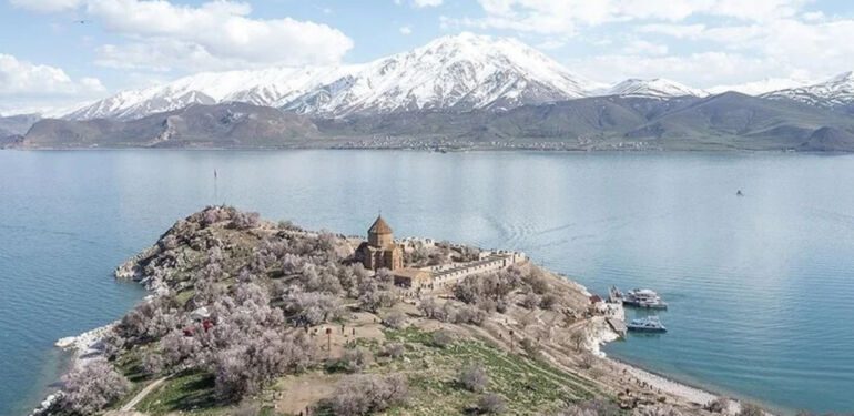Fotoğrafçılık öğrencileri o adaya akın etti! İşte badem ağaçlarının çiçek açtığı masalsı ada