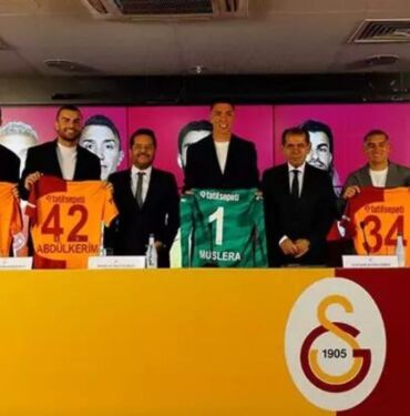 Galatasaray'da sözleşme yenileme töreni Başkan Özbek ve futbolcular bir araya geldi