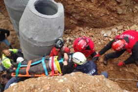 Heyelanda toprak altında kalan 2 işçi kurtarıldı