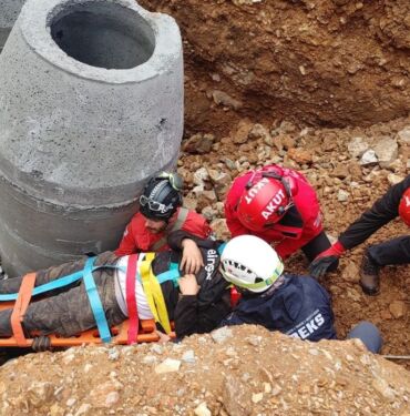 Heyelanda toprak altında kalan 2 işçi kurtarıldı